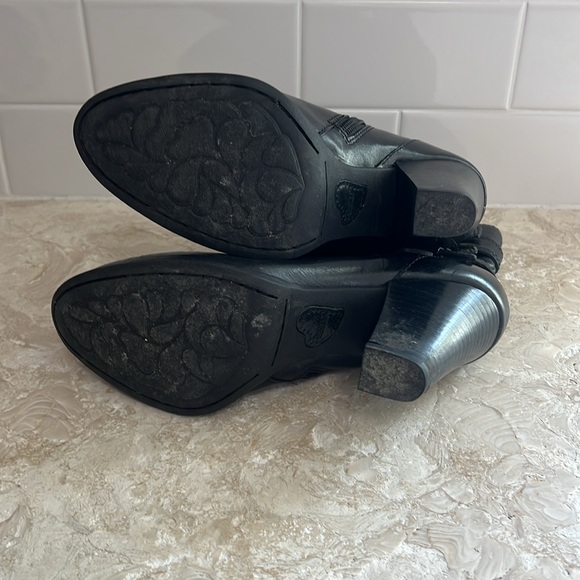 Woman’s born boot size 7 black - Picture 5 of 9